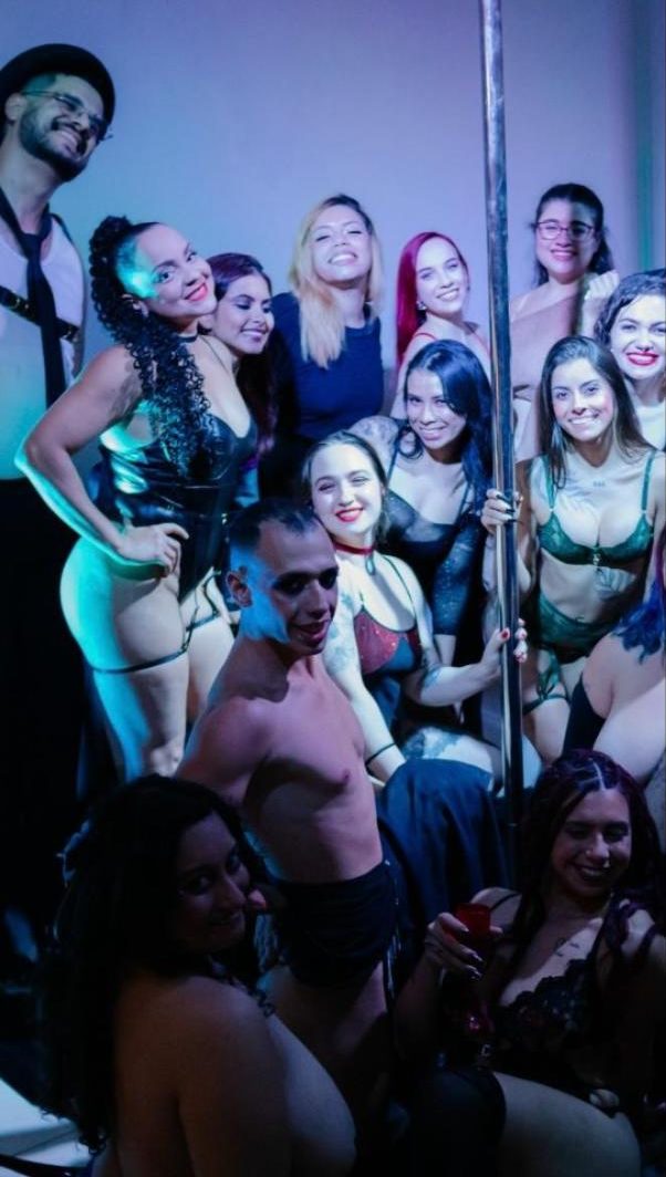 Elenco do Obsidiana reunido em volta do pole